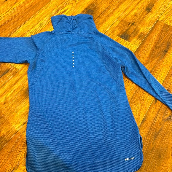 Nike athletic pull over - Picture 3 of 3